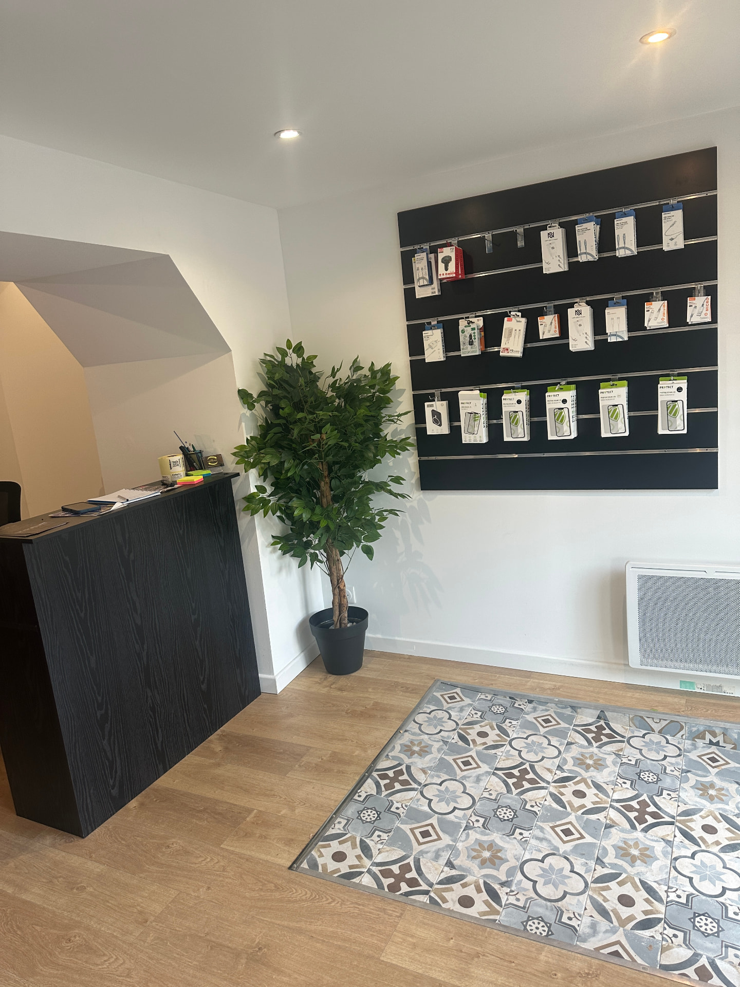 Mur d'accessoires : câbles, chargeurs et verres trempés en boutique